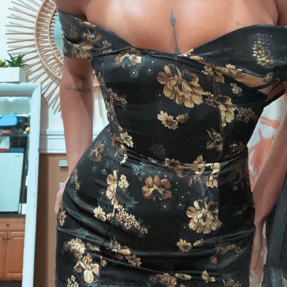 MINI OFF THE SHOULDER BLACK AND GOLD DRESS